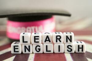 palabra aprender Inglés en libro con unido Reino bandera, aprendizaje Inglés idioma cursos concepto. foto