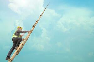 asiático negocio hombre ingeniero alpinismo arriba largo sumador con azul cielo, carrera crecimiento y éxito concepto foto