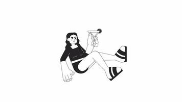 árabe mujer salud con martini vaso bw 2d personaje animación. la vida nocturna Bebiendo. verano vibraciones contorno dibujos animados 4k video, alfa canal. niña tostado animado persona aislado en blanco antecedentes video