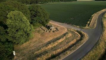 antenne visie van een weg en een boerderij video