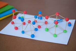 científico modelo enseñando ayuda a enseñar acerca de molecular estructuras, hecho desde arcilla de moldear pelotas con diente escoge palos concepto, Ciencias educación actividad, creativo bricolaje arte ese niños lata hacer. foto