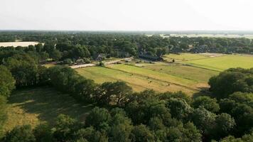 aérien vue de une ferme et village dans le campagne video