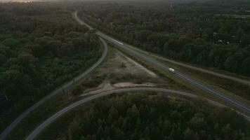 aéreo ver de un la carretera en verde campo video