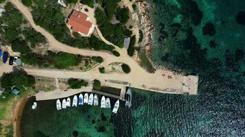 aereo superiore giù Visualizza di piccolo porta e mare costa nel sardegna video