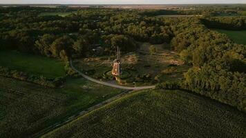 een antenne visie van een windmolen in de midden- van een veld- video