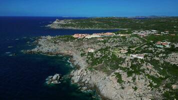 aéreo orbital ver de mar costa con azul mar y rocoso acantilado en Cerdeña video