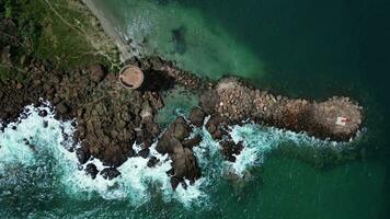 antenne statisch top naar beneden visie van torre di frigiaan in castelsardo Sardinië video