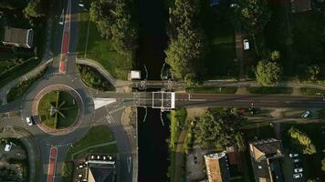 antenne visie van een rotonde in de stad video