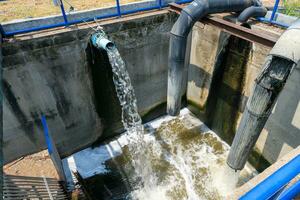 el recepción piscina es usado a bomba aguas residuales dentro el aguas residuales tratamiento sistema. foto