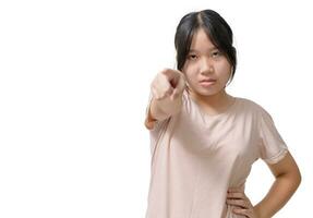 asiático enojado enfurecido niña vistiendo camiseta, señalando a usted aislado en blanco antecedentes foto