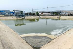 aguas residuales clarificador antes de siendo usado a tratar aguas residuales en industrial plantas. foto