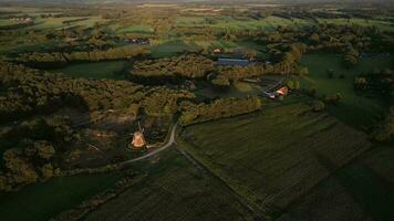 un aérien vue de une Moulin à vent dans le milieu de une champ video