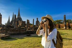 mujer turista ven a visitar wat phra si sanphet templo y tomando foto, ayutthaya Tailandia para viajar, vacaciones, fiesta y turismo foto