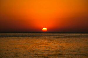 hermosa dramático oscuro puesta de sol encima el mar foto