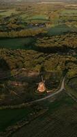 een antenne visie van een windmolen in de midden- van een veld- video