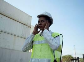 hembra mujer niña dama persona personas humano blanco casco de seguridad la seguridad fábrica carga almacén terminal importar exportar envase preocupación grave difícil trabajo logístico ocupación carrera trabajo trabajo planificación economía foto