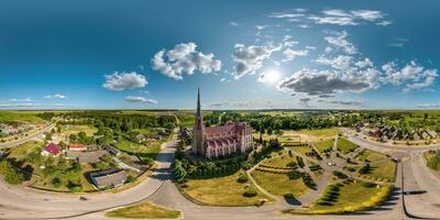 lleno hdri 360 panorama aéreo ver en rojo ladrillo neo gótico católico Iglesia en campo o pueblo en equirrectangular proyección con cenit y nadir. vr Arkansas contenido foto