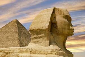 un de cerca imagen de el egipcio esfinge a giza, Egipto, conjunto en contra un maravilloso puesta de sol seduce usted a Vamos en un histórico y temporal viaje. foto