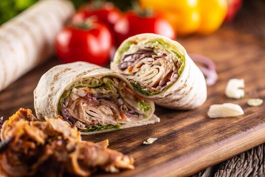 cortar tortilla envolver lleno con brocheta carne y vegetales foto