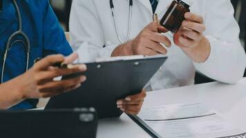 medisch of wetenschappelijk onderzoeker of Mens dokter op zoek Bij een test buis van Doorzichtig oplossing in een laboratorium video