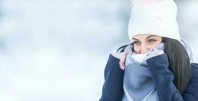 invierno retrato de hermosa niña con de lana bufanda foto