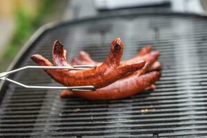 delicioso ahumado salchichas en el parilla jardín parrilla foto