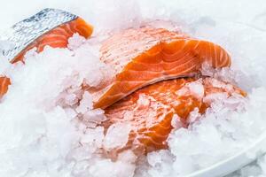 de cerca Fresco crudo salmón filetes en hielo foto