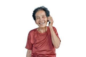 antiguo asiático mujer cara con arrugas mayor mayor vocación teléfono inteligente y lanzando felicidad con un pocos roto dientes mirando a el cámara, señalando con su mano y dedos arriba. salud cuidado concepto. foto
