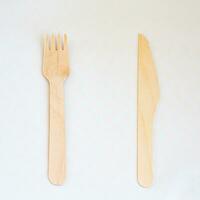 desechable eco simpático de madera tenedor y cuchillo en blanco antecedentes. eco simpático desechable de madera cuchillería en blanco antecedentes. foto