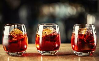 negroni clásico cóctel y Ginebra corto bebida con dulce Vermut, rojo amargo licor y seco naranja adornar foto