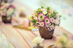 Boda mesa ajuste. hermosa mesa conjunto con flores y vaso tazas para algunos festivo evento, fiesta o Boda recepción foto