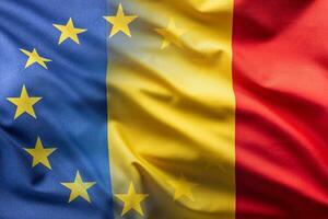 banderas de Rumania y UE soplo en el viento foto