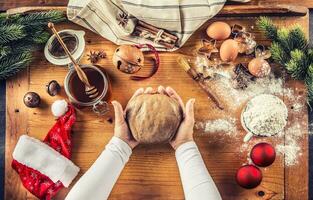 pan de jengibre masa y mujer manos preparando Navidad galleta pasteles foto