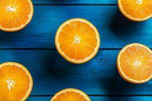 naranja. parte superior de ver cortar Fresco naranjas en un azul mesa foto