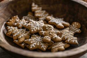 Navidad y nuevo año pan de jengibre en un de madera cuenco foto