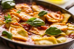 italiano o Mediterráneo comida pasta Ravioles de tomate salsa. foto