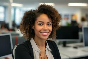 un sonriente africano americano humano recursos representante en un oficina foto