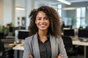 un sonriente africano americano humano recursos representante en un oficina foto