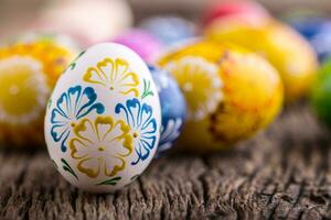 Pascua de Resurrección. mano hecho Pascua de Resurrección huevos en antiguo de madera mesa. foto