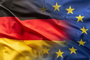 banderas de Alemania y UE soplo en el viento foto