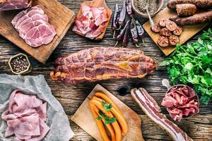 ahumado cerdo. surtido de ahumado Cerdo productos - salchicha jamón cuello jamón coppa salami hierba y especias foto