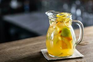 Fresco limonada con varios cítricos en un lleno tarro con Fresco porciones de Fruta dentro foto