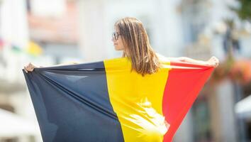 atractivo contento joven niña con el Belga bandera foto