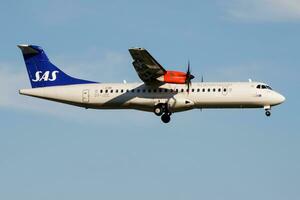 sas escandinavo aerolíneas atr-72 oy-jzc pasajero avión aterrizaje a hamburgo aeropuerto foto