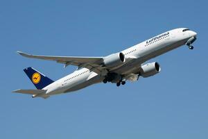 lufthansa aerobús a350-900 d-aixb pasajero avión salida a Munich aeropuerto foto