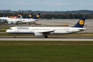 lufthansa aerobús a321 airb pasajero avión salida a Munich aeropuerto foto