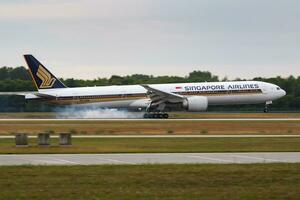 Singapur aerolíneas boeing 777-300er 9v-swa pasajero avión llegada y aterrizaje a Munich aeropuerto foto