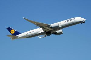 lufthansa aerobús a350-900 d-aixb pasajero avión salida a Munich aeropuerto foto