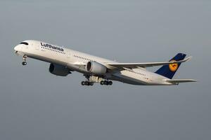 lufthansa aerobús a350-900 d-aixc pasajero avión salida a Munich aeropuerto foto