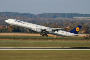 lufthansa aerobús a340-600 d-aiht pasajero avión salida a Munich aeropuerto foto